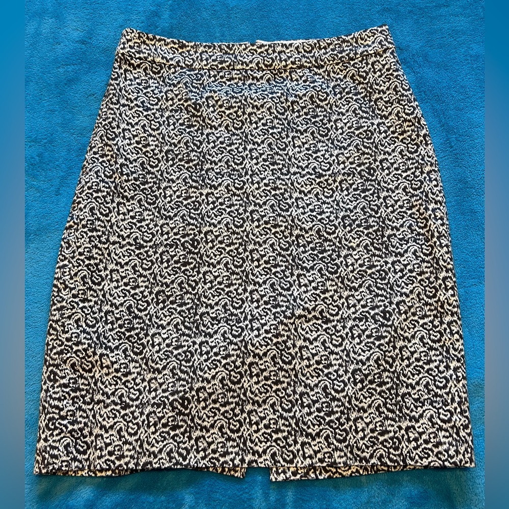 Classic pencil skirt in a fun but still neutral pattern NWOT Size 0